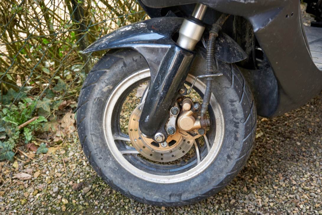 A close-up of a wheel

AI-generated content may be incorrect.